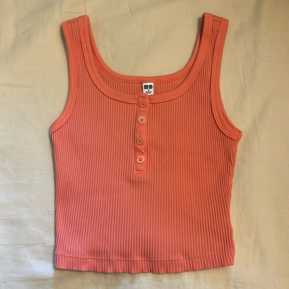 UNIQLO ribbed henley neck cropped tank top